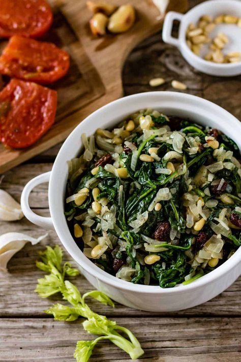 An easy tapas style spinach dish flavored with pine nuts and raisins. Catalan Recipes, Quick Side Dishes, Tapas Dishes, Spain Food, Tapas Recipes, Spanish Tapas, Side Dish Recipes Easy, Spinach Recipes, Clean Eats