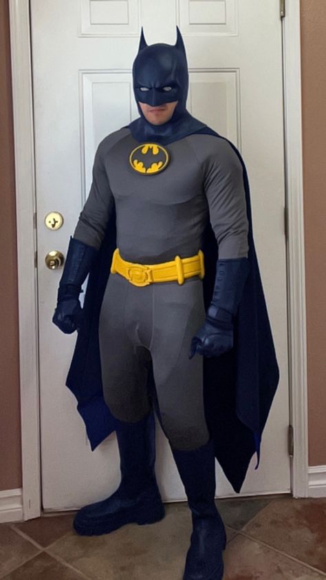 Batman Cosplay Dc Cosplay Men, Homemade Batman Costume, Batman Diy Costume, Batman Inspired Outfit, Batman Halloween Costumes, Batman Poses, Bat Suit, Batman Blue, Nightwing Cosplay