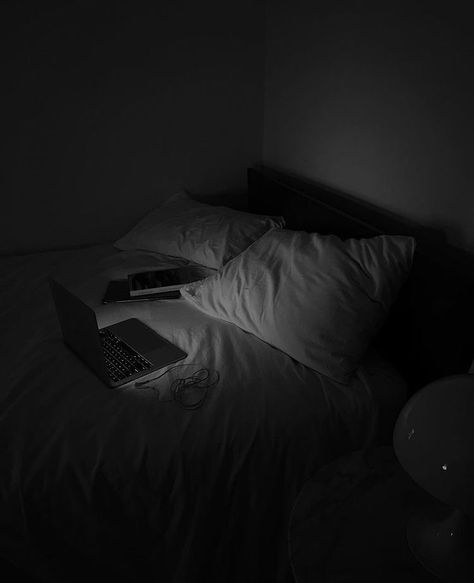 Room Aesthetic Dark, Dark Bedroom Aesthetic, Black Room Aesthetic, Fall Backgrounds Iphone, Aesthetic Emo, Dark Bedroom, Aesthetic Outfits Men, Black Room, Gray Aesthetic