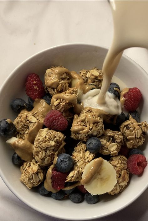 Banana Oat Clusters, Blueberry Food, Oat Clusters, Granola Bowl, Plats Healthy, Peanut Butter Granola, Healthy Food Inspiration, Healthy Food Dishes, Healthy Food Motivation