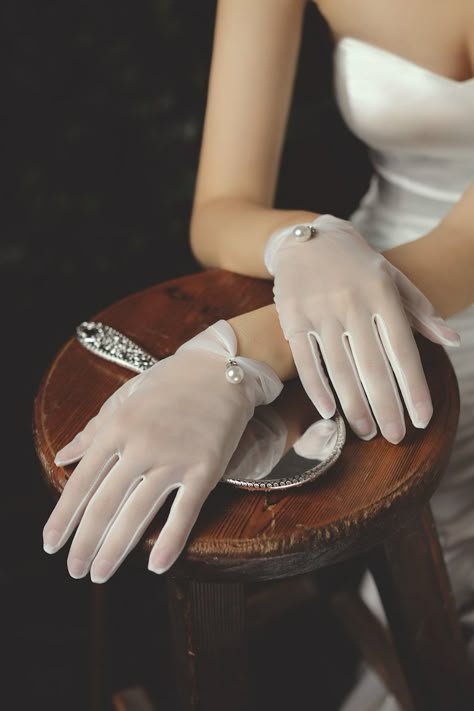 White Gloves Aesthetic, Classy Gloves, Fancy Gloves, White Lace Gloves, Gloves Aesthetic, Tea Party Attire, Sheer Gloves, Tulle Gloves, Elegant Gloves