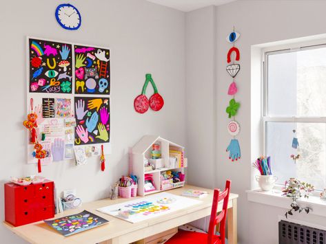 Sadly, I don’t have any photos of my sewing table from that apartment! This was my workroom. On the opposite wall, I had my sewing machine desk. I cut and pressed on the floor (!!?) because I didn’t own an ironing board at the time. Photo by Aaron Bengochea for Domino Magazine. Art Corner Ideas, Hanging Art Ideas, Crafting Room Ideas, Storage Closet Design, Kids Craft Corner, Tiny Apartment Ideas, Creative Work Space, Eclectic Bedrooms, Hallway Gallery Wall