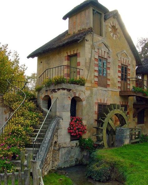 A cottage in the Hamlet of Marie Antoinette, Versailles, France Storybook Homes, نباتات منزلية, Versailles France, Chateau Versailles, Fairytale Cottage, Storybook Cottage, Cottage Cabin, Chateau France, Water Wheel