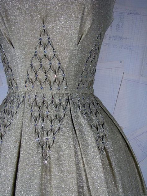 Mode Origami, Detail Couture, Smocking Patterns, Origami Fashion, Couture Mode, Heirloom Sewing, فستان سهرة, Clothing Details, Mode Vintage