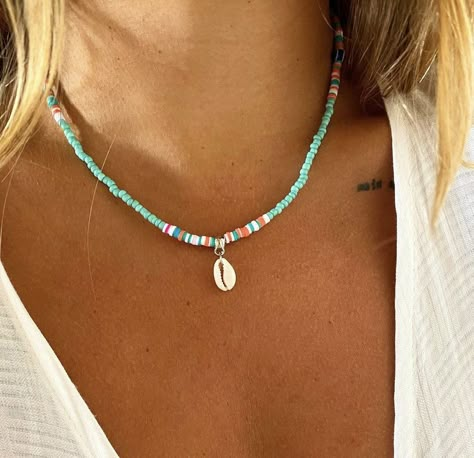 Summer Necklaces Aesthetic, Summer Neckless, Diy Beach Necklace, Beach Aesthetic Necklace, Beach Necklace Ideas, Neckless Ideas, Beachy Jewelry Diy, Beaded Beach Necklaces, Summer Bead Necklace