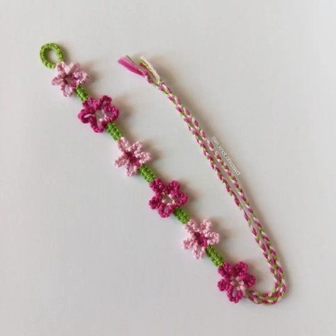 Friendship Bracelets Patterns With Beads, Star Thread Bracelet, I Love You Friendship Bracelet Pattern, Cute Embroidery Bracelets, Embroidery Designs Bracelets, Flower Embroidery Bracelet, Flower Pattern Friendship Bracelet, Pretty Friendship Bracelet Patterns, Friendship Bracelets Macrame