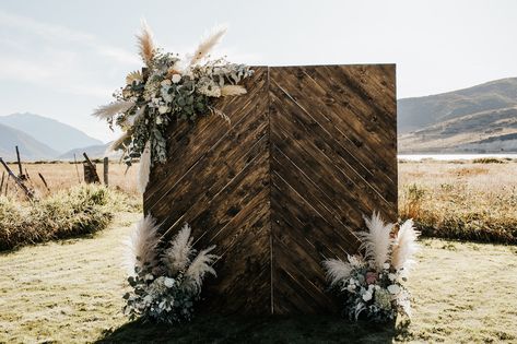 Easy Boho Backdrop Ideas, Herringbone Backdrop Wedding, Western Backdrop Wedding, Pallet Photo Backdrop Wedding, Diy Wooden Backdrop Wedding, Western Photo Booth Backdrop, Pallet Wall Wedding Backdrop, Rustic Wedding Photo Backdrop, Western Wedding Backdrops