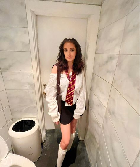 Hermoine Costume Women, Hermione Granger Costume Women, Hermoine Granger Halloween Costume, Hermione Granger Outfits Costumes, Hermione Granger Uniform, Harry Potter Halloween Outfit, Hermoine Granger Halloween Costume Diy, Hermione Costume Women, Harry Potter Costume Aesthetic