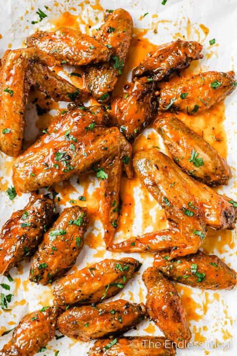 Siracha Chicken Wings, Siracha Chicken Recipes, Hot Sauce Chicken, Sriracha Chicken Wings, Sriracha Wings, Chicken Lunch Recipes, Wings In The Oven, Spicy Buffalo Chicken, Sriracha Chicken