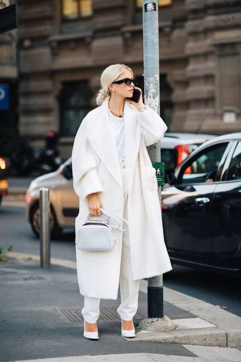 CLOSET ESSENTIALS: Long Coats Everyone Should Own — WOAHSTYLE White Winter Coat, Look Plus Size, La Fashion Week, Fashion Trends Winter, Milano Fashion Week, Cold Weather Fashion, Looks Street Style, White Outfit, White Coat