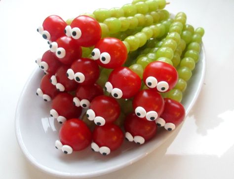 Gezonde kindertraktatie I Fruit rups Snack Ideas Fruit, Fun Fruit Snack Ideas, Preschool Fruit Snack Ideas, Toddler Fruit Snacks, Thema Fruit, Decorações Com Comidas, Food Art For Kids, Food Carving, Fruit Carving