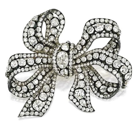 A Pair of Dazzling Diamond Bows to Remember Queen Elizabeth II Duchess Of Kent, Diamond Ribbon, Diamond Bows, Bow Brooch, Antique Brooches, Bow Jewelry, Diamond Brooch, Royal Jewels, Silver Tops