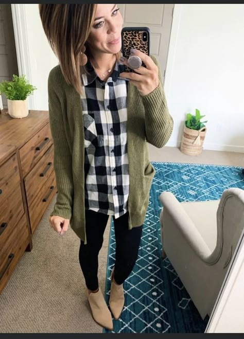 Business Casual Layered Outfits, Teacher Legging Outfits Winter, Teacher Cold Weather Outfits, Flannel Work Outfit, Cold Weather Teacher Outfits, Casual Teacher Outfits Winter, Teacher Picture Day, Teacher Outfits 2023, Elementary Teacher Outfits