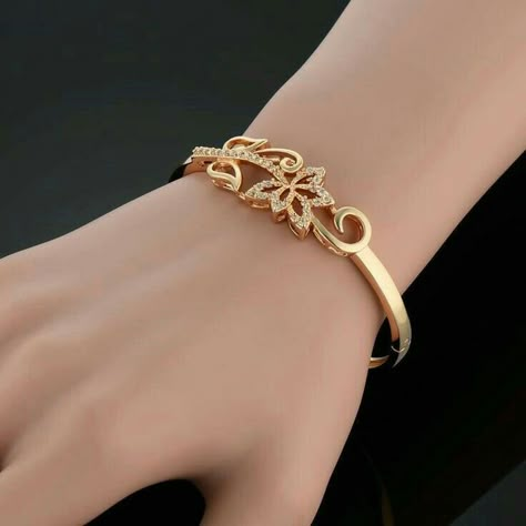 New 2020 Girls Trendy Fashion Bracelet Idea For Gown Dresses | Girls Stylish Bracelet Design DIY Heart Friendship Bracelets Beautiful Bangles, Gold Bracelet Simple, Gold Jewelry Outfits, Diamond Bracelet Design, Gold Jewelry Simple Necklace, Gold Necklace Indian Bridal Jewelry, Designer Bracelets, Necklace Stone, Jewelry Bracelets Gold