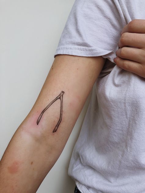 Completed by @theghostkat on Instagram. #tattoos #smalltattoos #minimalisttattoos #wishbonetattoo #tattoosforwomen #trendytatto Wishbone Matching Tattoos, Wishbone Tattoo Simple, Matching Wishbone Tattoo, Tiny Wishbone Tattoo, Wishbone Tattoo Placement, Wish Bone Tattoo, Wishbone Tattoo, Tricep Tattoos, Skin Drawing