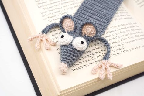 Patron de crochet de marque-page Amigurumi rat facile à suivre étape par étape. Faites de votre lecture une expérience inoubliable grâce à ce marque-pages rat de Supergurumi. #amigurumi #crochet Easy Crochet Bookmarks, Marque-pages Au Crochet, Crochet Bookmark Pattern, Confection Au Crochet, Crochet Simple, Crochet Bookmarks, Book Markers, Crochet Books, Crochet Gifts