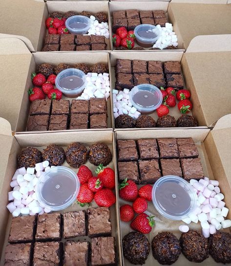 Gift Desserts Ideas, Brownie Dipping Box Ideas, Variety Dessert Boxes, Individually Packaged Desserts, Brownie Gift Box Ideas, Desert Box Ideas, Brownie Box Ideas, Desert Business Ideas, Box Of Desserts