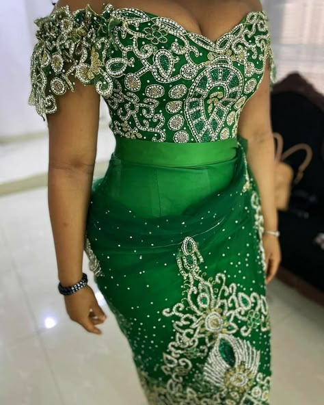 Igboweddingng™️ on Instagram: “It's all in the fabric, details and fit 💚💚💚👏🏽👏🏽 . Outfit was made with the Luxury 3D net George in emerald from @george_by_ruverodesigns 😁😁…” George Blouse And Wrapper Styles, George Styles, Lace Blouse Styles, Nigerian Traditional Dresses, Nigerian Lace Dress, Nigerian Outfits, African Traditional Wedding Dress, Nigerian Lace Styles Dress, African Wedding Attire