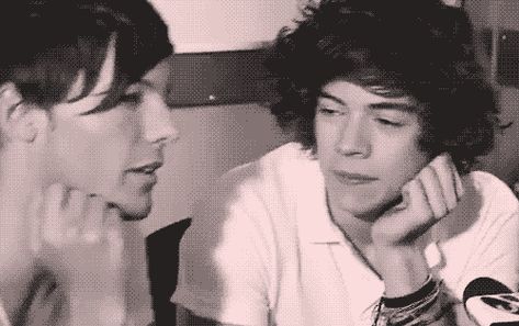 A popular One Direction ship, Larry Stylinson (Harry Styles and Louis Tomlinson). You could cut the sexual tension with a machete. Larry Gif, Princess Parking, Larry Shippers, Louis And Harry, On The Phone, 1 Direction, Fan Fiction, Zayn Malik, Larry Stylinson