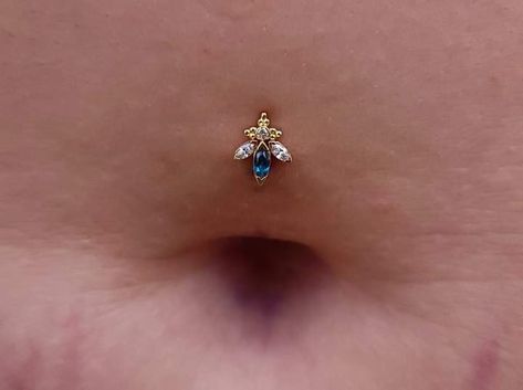 Floating navel piercing done by Maddy Sawchuk aka Matty at Instinct Adornment Inverted Navel Piercing, Floating Navel Piercing, Floating Navel, Piercing Inspo, Unique Faces, Some Body, Piercing Ideas, Navel Piercing, Body Piercings