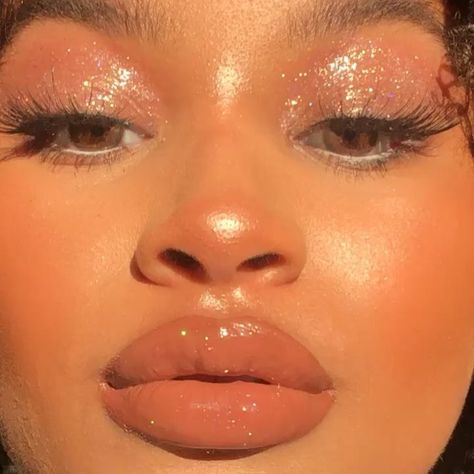 Glow Makeup Look, Makeup Dark Skin, Makeup 2000s, Peachy Makeup, Makeup Dewy, Makeup Bold, Makeup Euphoria, Fluffy Brows, Makeup Editorial