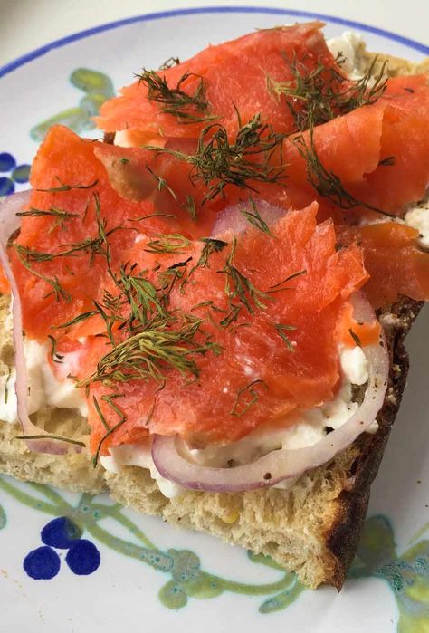 This #smoked #salmon #breakfast #toast is a healthy, savory recipe that is a great choice when you want to make something a little more interesting for breakfast or #brunch. #breakfastrecipes Salmon Cottage Cheese, Smoked Salmon Breakfast, Toast Recipe Breakfast, Salmon Breakfast, Lox And Bagels, Savory Recipe, Breakfast Smoothie Recipes, Breakfast Casserole Sausage, Stuffed Avocado Healthy