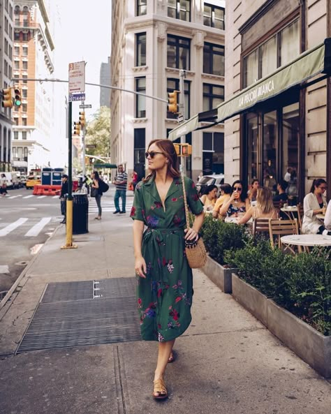 Summer Trends Outfits, Dresses To Wear, Green Midi Dress, Moda Vintage, Spring Style, First Date, Classic Dress, Mode Inspiration, Ootd Fashion