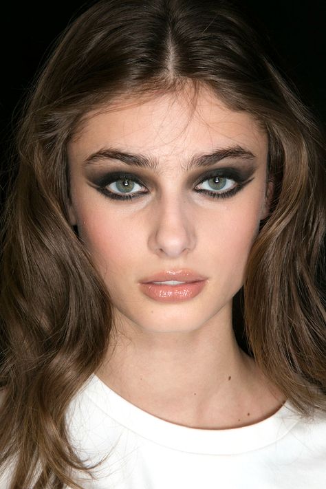 Fall 2015 makeup trends - eye liner/smokey eyes (Elie Saab) Trucco Smokey Eye, 2015 Makeup, Taylor Marie Hill, Eyeliner Styles, Runway Makeup, Smoky Eyes, Makijaż Smokey Eye, Makeup For Teens, Taylor Hill