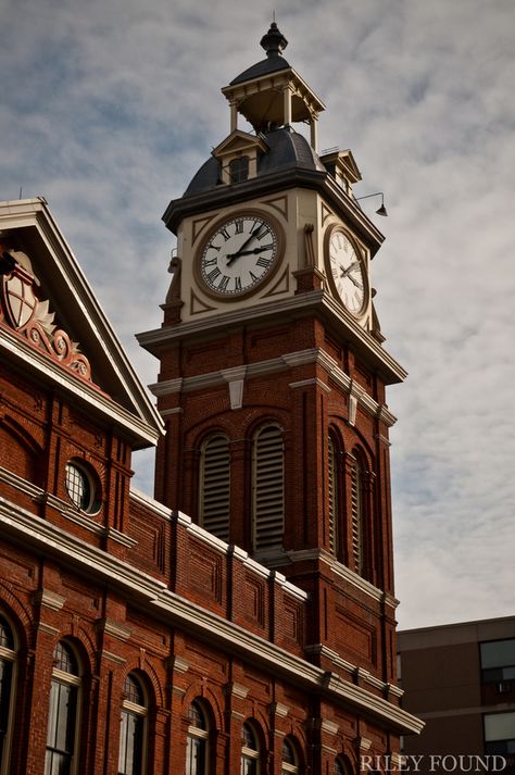 Clock Tower Painting, Big Ben Photography, Big Ben Tattoo, Peterborough Ontario, Big Ben Clock, Building Aesthetic, Outdoor Clock, Steampunk Clock, Big Ben London