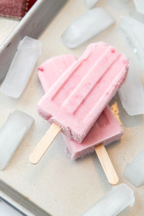 Paletas de Fresas (Mexican Strawberry Popsicles) - The Missing Lokness Creamy Strawberry Popsicles, Mexican Popsicles, Popcicles Recipes, Strawberry Yogurt Popsicles, Strawberry Popsicles, Cake Popsicles, Yogurt Popsicles, Strawberry Yogurt, Popsicle Molds