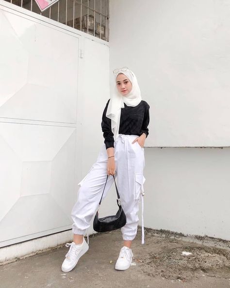 Style | OOTD | Gaya Hijab 🔵 di Instagram "Ootd by @inikiranaaa__ .⁣ .⁣ . Follow : @ootdhijabwanitacantik Follow : @ootdhijabwanitacantik Follow : @ootdhijabwanitacantik .⁣ .⁣ …" Outfit Jogger Hijab, Ootd Jogger, Ootd Muslim, Outer Outfit, Celana Jogger, Celana Jogger Wanita, Ootd Swag, Ootd Hijab Style, Street Hijab Fashion