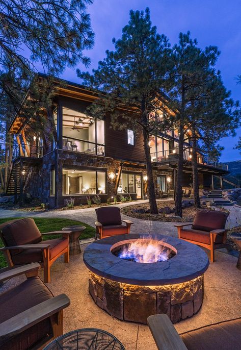 Mountain Home Exterior, Mountain Living, Mountain Modern, Modern Backyard, Modern Mountain, Mountain Homes, Mountain House, Outdoor Fire, Home Builders