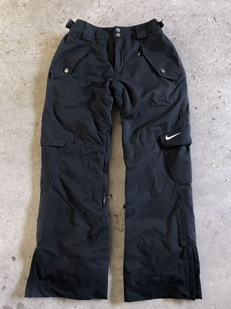 Nike Y2k Pants, Nike Pants Outfit, Snow Pants Outfit, Nike Baggy Pants, Nike Parachute Pants, Nike Cargo Pants, Vintage Nike Pants, Nike Wear, Nike Style