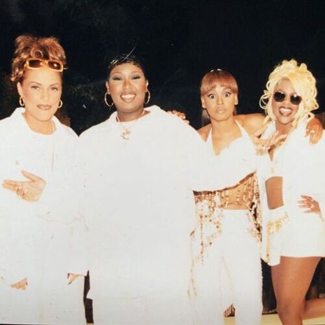 Ladies Night video shoot - Angie Martinez, Missy Elliott, Left-Eye, and Lil Kim Ladies Night Lil Kim, 90s Female Rappers, Lil Kim Fashion, Lil Kim 90s, Kim 90s, Tlc Group, Look Hip Hop, Angie Martinez, Lisa Left Eye