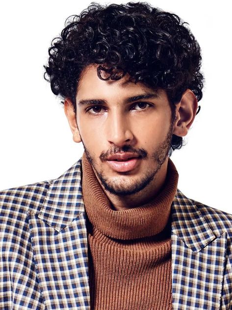 Men with curly hair and curly hair haircare advice with best curly hair products in India for men Indian Men Hairstyle, Hairstyles For Indian Men, Curly Hairstyles Indian, Fix My Curls, Good Curly Hair, Hairstyles Indian Simple, Curly Man, Healthy Curly Hair, Gq Fashion