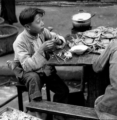 old shanghai 1945, eatting crab  - photo by Walter Arrufat (1920-2007) Vietnamese History, Old Shanghai, Sepia Photography, Bags Online Shopping, Chinese History, Authentic Designer Handbags, Stylish Handbags, Hanoi, Historical Photos