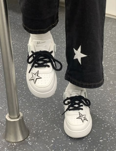 ⿻ star ; shoes aesthetic ; white ; minimal ; y2k aesthetic // 『𝑐𝑟𝑒𝑑𝑖𝑡𝑠 𝑙𝑖𝑛𝑘𝑒𝑑』 Chicas Punk Rock, Foto Ideas Instagram, Black And White Aesthetic, Black N White, Star Girl, Y2k Aesthetic, White Aesthetic, Black Aesthetic, Fitness Inspo