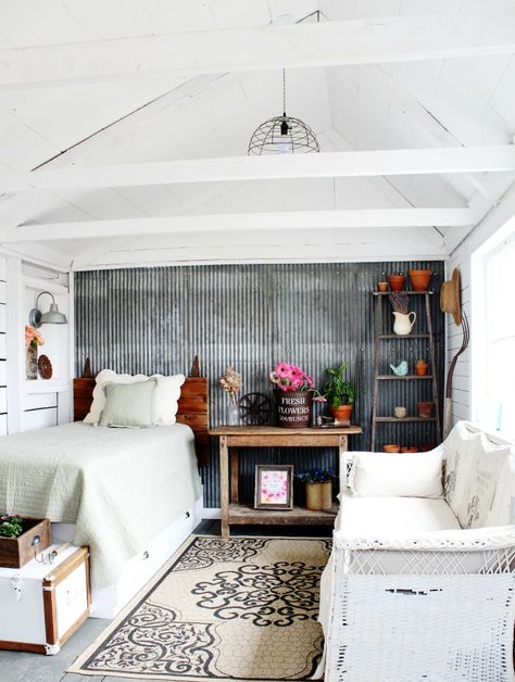 Fixer Upper Farmhouse Style Guest Room | www.knickoftime.net Shed To Guest Room, Garage Bunkhouse, Farmhouse Guest Room, Guest House Shed, Workshop Setup, Bunkie Ideas, Shed Guest House, She Shed Interior, Shepherd Hut