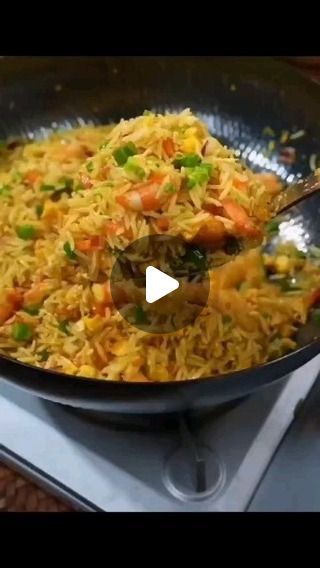 Fried Rice With Shrimp, Rice With Shrimp, Man Loves A Woman, Arroz Frito, Diner Recept, Green Recipes, Healthy Dinner Recipes Chicken, Biryani Recipe, Dandelion Recipes