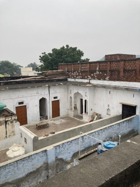 Old Indian Houses Aesthetic, Old Pakistani Aesthetic, Punjabi House Design, Rajasthani House, Vintage 1800s Aesthetic, Old Indian Houses, Punjab House, Pakistani House, Old House Exterior