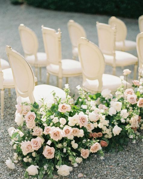 Janna Brown Design on Instagram: “This blush and cream ceremony design extended into the sprawling gardens of the lovely Villa Sola Cabiati, one of the most beautiful…” Romantic Ceremony Decor, Ceremony Flowers Aisle, Head Table Wedding Decorations, Wedding Dr, Head Table Wedding, Aisle Flowers, Light Pink Flowers, Ceremony Design, Coral Flowers