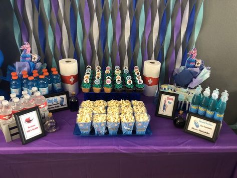 Uldan’s 7th Fortnite Birthday | CatchMyParty.com Fortnite Themed Food, Fortnite Dessert Table, Fortnite Birthday Party Food, Fortnite Sleepover Ideas, Fortnite Food Ideas Party, Fortnite Snacks, Fortnite Birthday Party Ideas Food, Fortnite Themed Birthday Party, Fortnite Theme Party