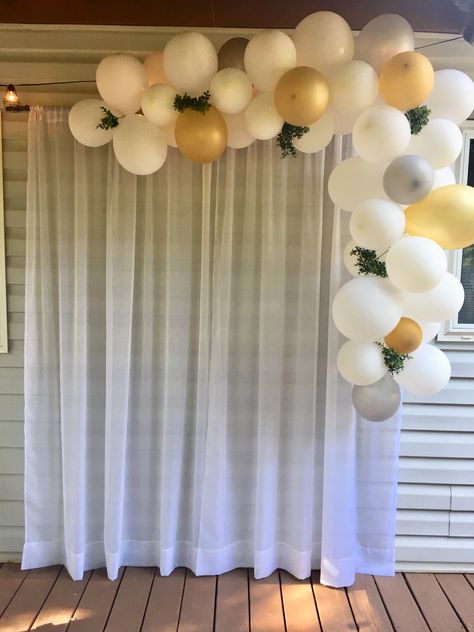 Bridal shower balloon arch with curtain for photo area Balloon Arch With Sheer Curtain, Ballon Arch Photo Booth, Balloon Arch Around Window, Simple Bridal Shower Backdrop Ideas, Corner Balloon Arch, Small Balloon Backdrop, Balloon Photo Booth Backdrop, Photo Booth Balloon Backdrop, Simple Balloon Arch Backdrop