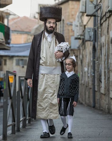 Jewish Clothing, Hebrew Clothing, Cultural Fashion, Android Codes, Jewish Heritage, National Clothes, Jewish Culture, Jewish People, Jewish Art