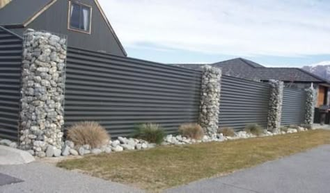 Hmmm, these gabion pillars could look cool with wood Rock Wall Fencing, Gard Modern, Retaining Wall Construction, Gabion Stone, Gabion Retaining Wall, Retaining Wall Design, Gabion Fence, Landscaping Rock, Stone Fence