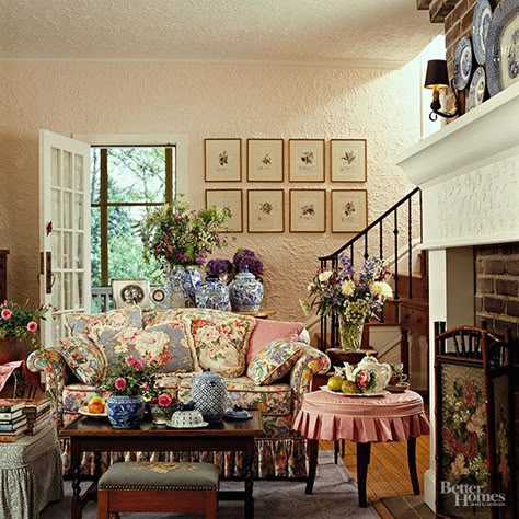 If you grew up in the 1990s, you’ll be all too familiar with these strange decorating trends of the past. See how many of these styles you had in your childhood home to find out how much of a ‘90s kid you really were. Hunter green, way too many frills, wicker furniture overload, crazy amounts of pattern, decorative painting, wallpaper, murals, and more were all abundant in these homes of the past. Cozy English Cottage, 90s Home Decor, English Cottage Interiors, 90s Decor, 90s Home, English Cottage Decor, Cottage Room, Style Anglais, English Country Cottage