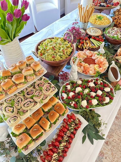 Summer Outdoor Entertaining, Summer Bridal Shower Food, Decorações Com Comidas, Party Food Buffet, Food Buffet, Catering Ideas Food, Charcuterie Inspiration, Holiday Brunch, Grazing Table