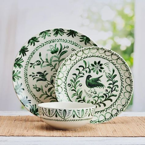 Green Plates, Stoneware Dinnerware Sets, White Dinnerware, Wagon Wheel Chandelier, Stoneware Dinnerware, 2024 Christmas, Corrugated Box, Bathtub Accessories, Candle Styling