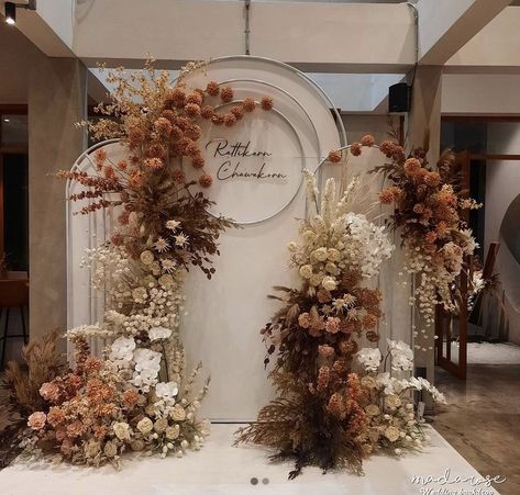 Brown Decor Wedding, Backdrop Decorations Engagement, Wedding Classic Decorations, Teapai Decoration, Photobooth Wedding Ideas, Photobooth Ideas Wedding, Decor Tunangan, Photobooth Wedding Backdrop, Wedding Decorations Indoor Elegant