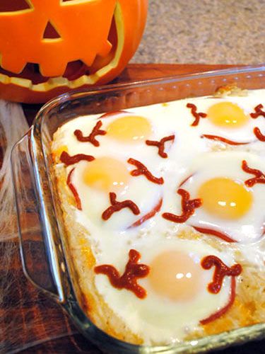 Baked Eyeball Eggs Scary Halloween Food, Pumpkin Spice Pancakes, Halloween Breakfast, How To Make Pumpkin, Halloween Snacks, Halloween Food For Party, Halloween Recipes, Breakfast Casserole, Easy Halloween